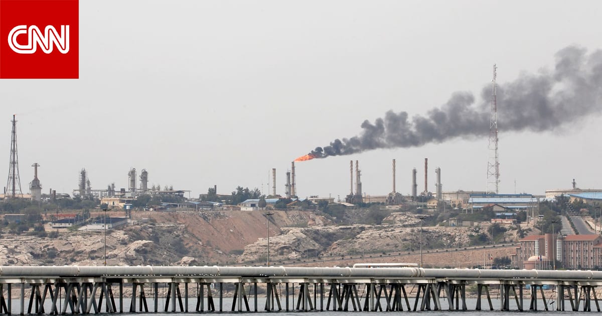 انفجارات تهز جزيرة خرج.. إليكم ما يجب معرفته عن مفتاح اقتصاد إيران