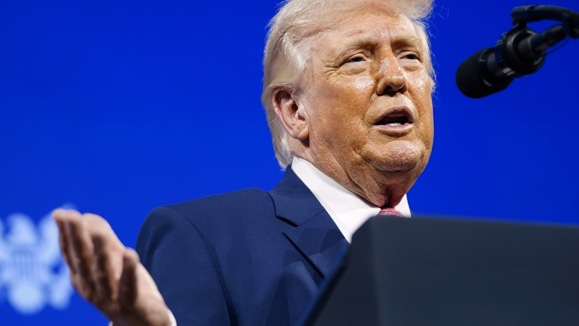 "إيران هاجمت الحاملة جيرالد فورد من 17 اتجاهًا".. هل أدلى ترامب بالتصريح؟