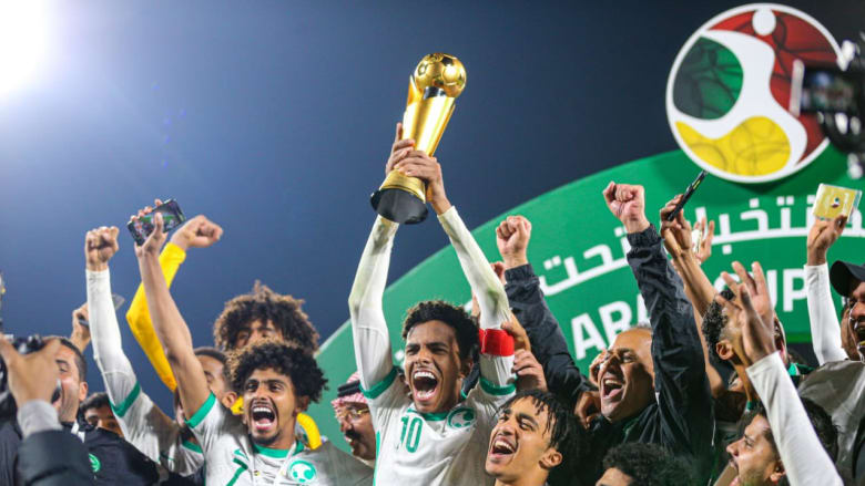 لاعبو المنتخب السعودي يحتفلون بالفوز