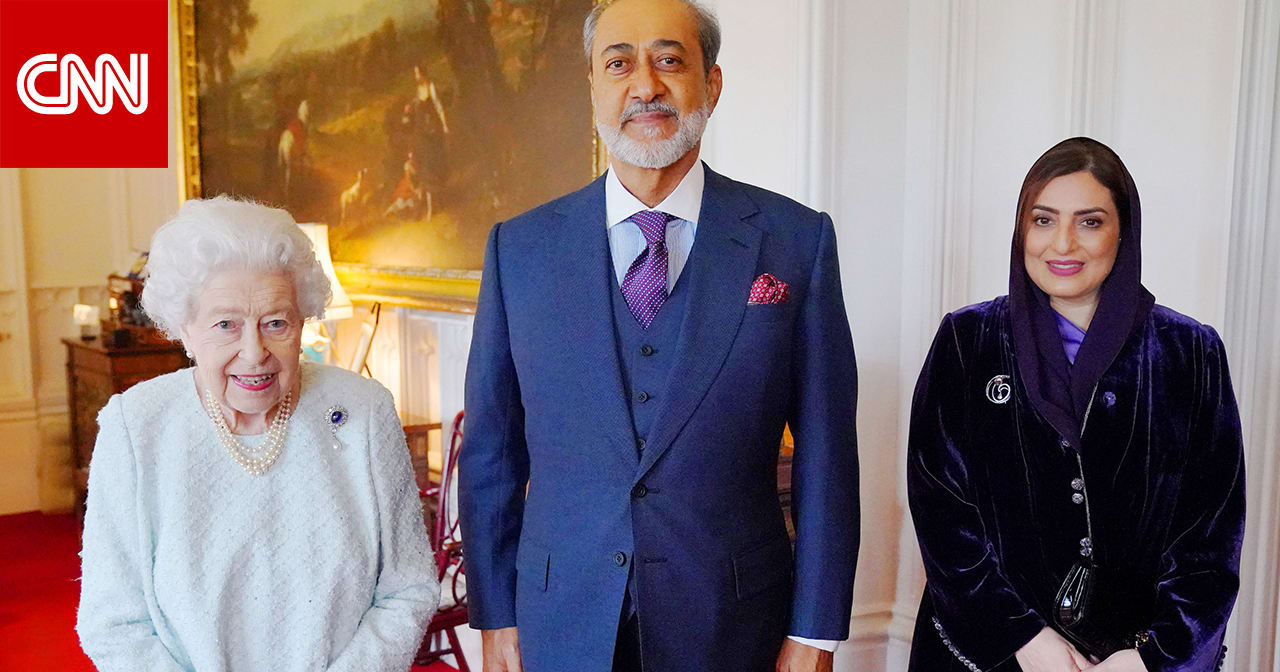 ملكة بريطانيا تستقبل سلطان عُمان وزوجته.. وتمنحه وسام الفارس
