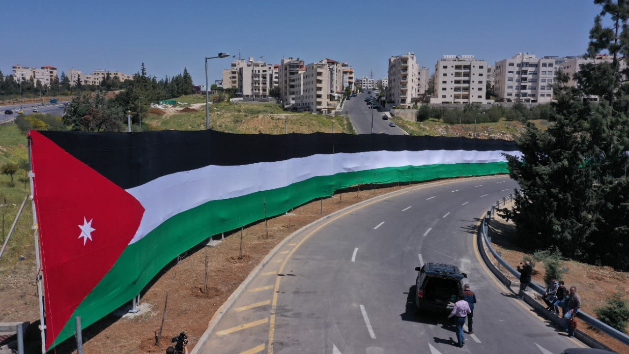 اﻷردن يدخل موسوعة غينيس للأرقام القياسية بأطول يافطة علم