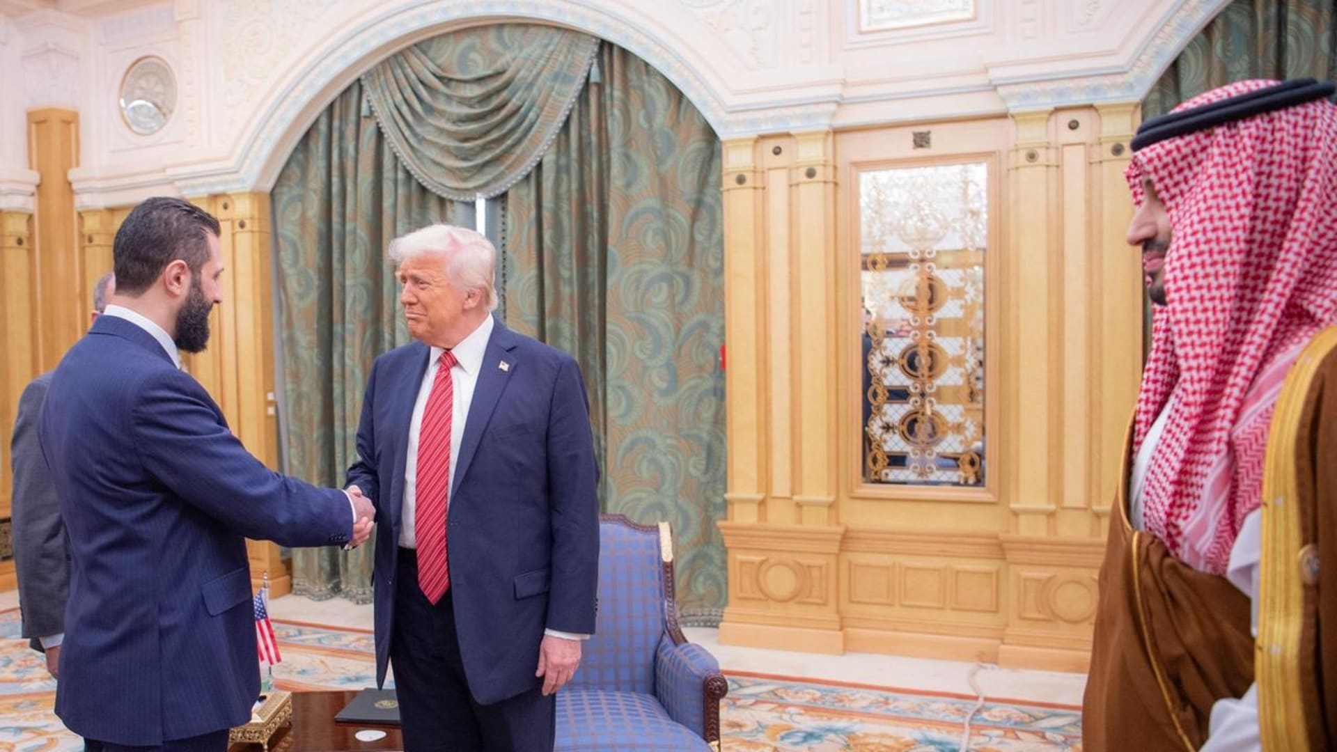 بعد لقائه الشرع.. ترامب يدرس تطبيع العلاقات مع سوريا وبيان أمريكي يكشف ما دار بينهما