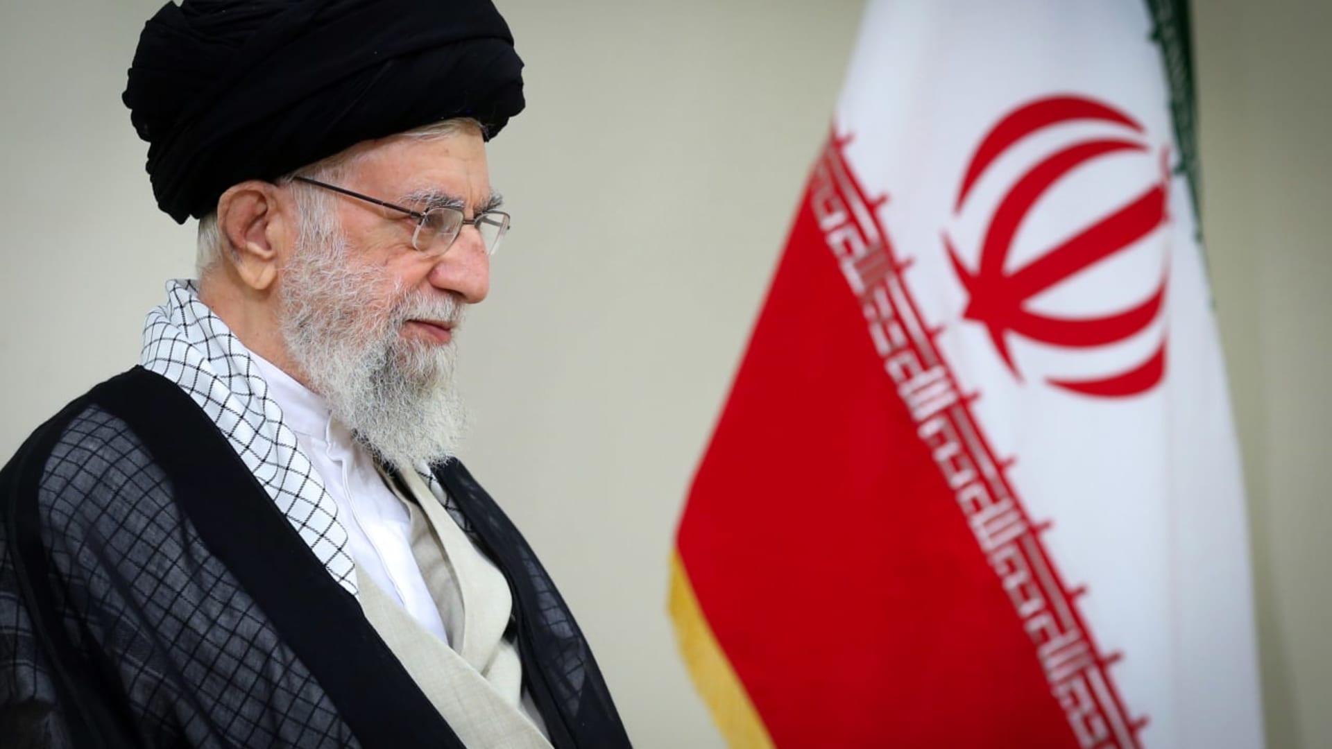 تزامنًا مع تصريحات بلينكن.. خامنئي محذرًا إسرائيل بتغريدة بالعبرية