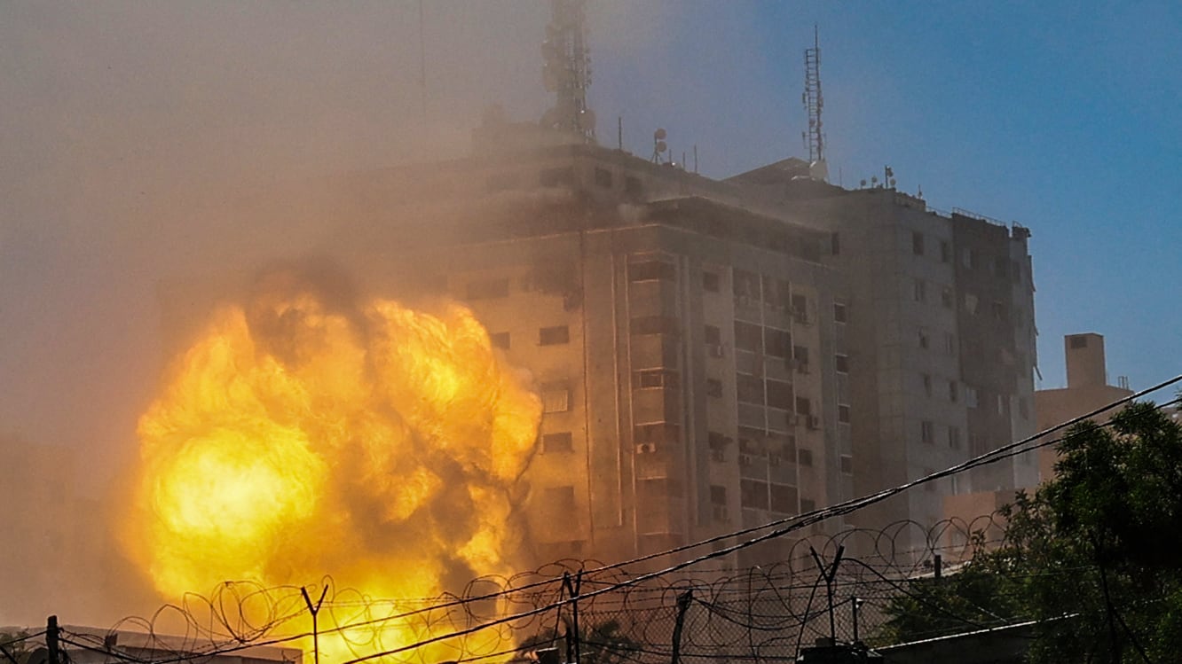 بعد أن دمر مبنى الجلاء بأربعة صواريخ.. مراسل CNN يعلق على الغارة