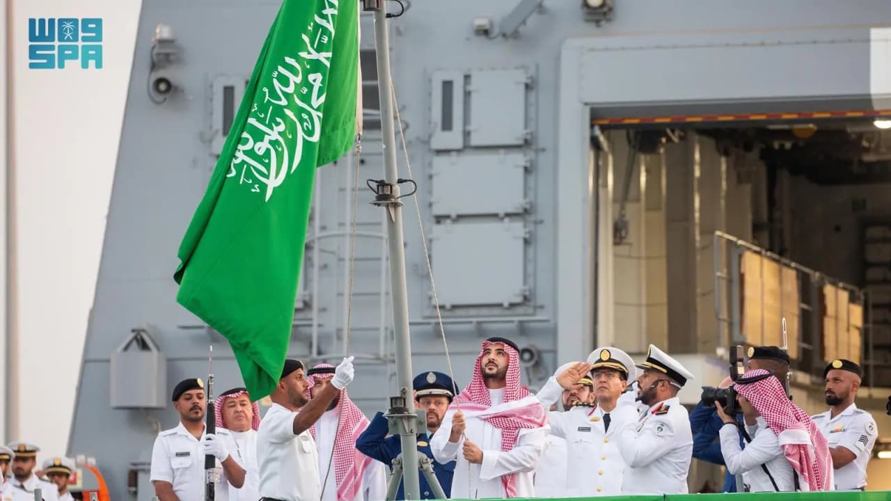 الأمير خالد بن سلمان يرفع العلم السعودي على "جلالة الملك جازان" أول سفينة يُستكمل بناؤها في المملكة