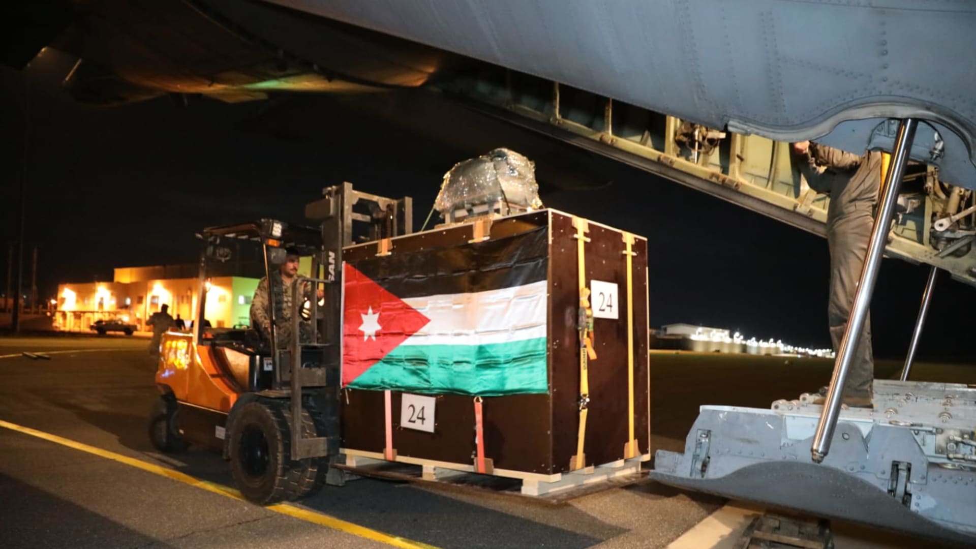 الأردن.. إنزال جوي إغاثي لمساعدة المحاصرين داخل كنيسة القديس برفيريوس في غزة 4 الأردن.. إنزال جوي إغاثي لمساعدة المحاصرين داخل كنيسة القديس برفيريوس في غزة