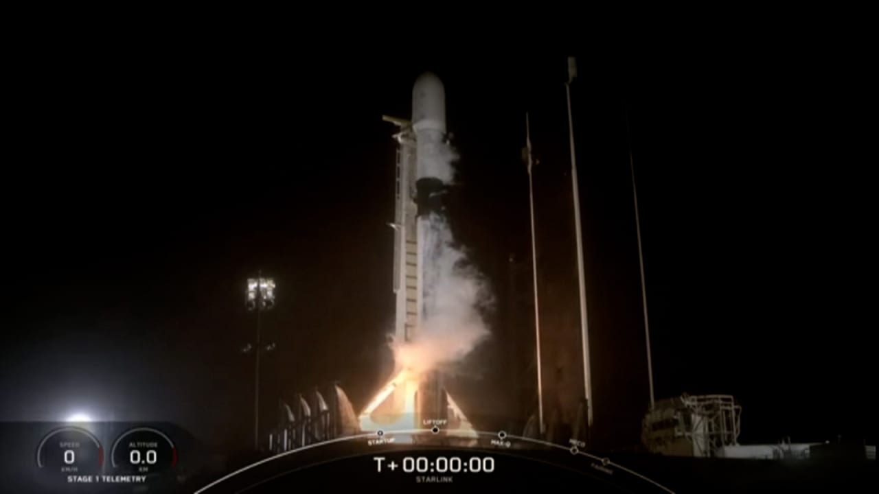 "سبيس إكس" تطلق صاروخاً يحمل 60 قمراً صناعياً إلى الفضاء.. والهدف 40 ألف