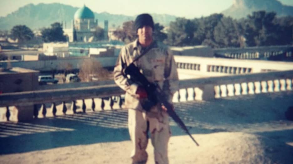 فر من أفغانستان كلاجىء وعاد إليها كجندي مشاة في البحرية الأمريكية في هجمات سبتمبر.. أفغاني يروي ما مر به