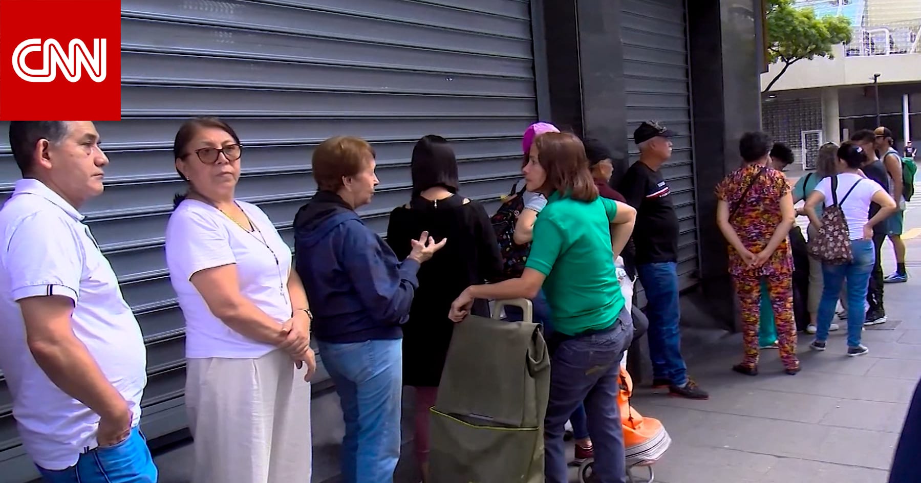 طوابير لشراء المؤن والدواء.. فنزويليون يستعدون للمجهول بعد اعتقال مادورو