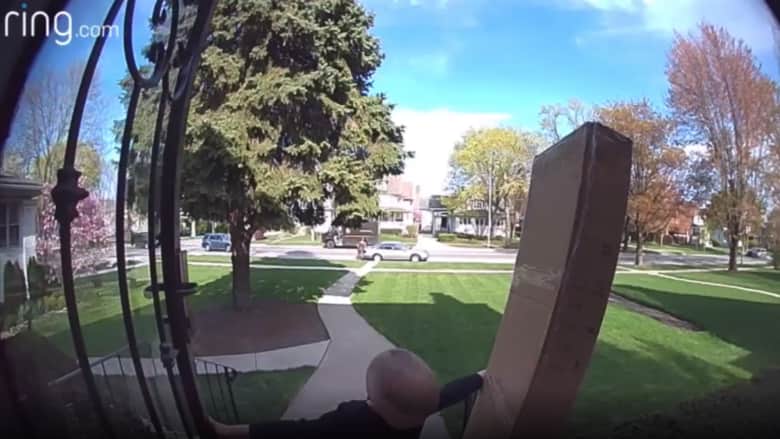 شاهد رد فعل سائق UPS عندما رصد طرداً ثقيلا يسقط على طفل