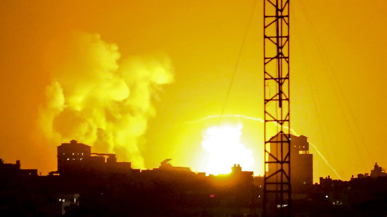 الدخان والنيران يتصاعدان فوق مدينة غزة خلال غارة جوية إسرائيلية