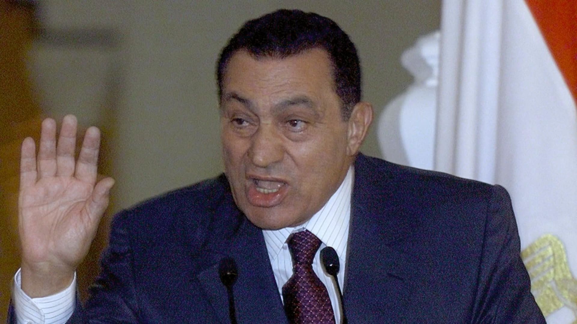 مصر.. علاء مبارك وفيديو لوالده عن "المقاومة فوق أشلاء الشهداء" يثير تفاعلا