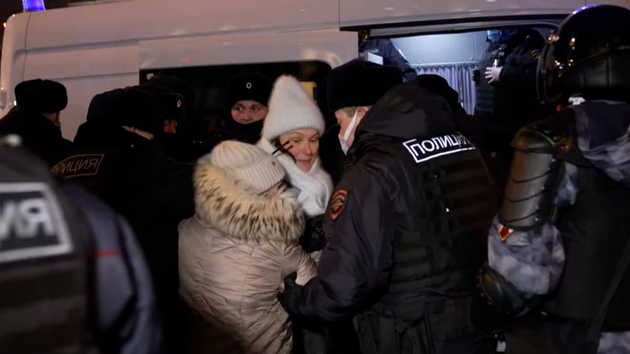 الشرطة الروسية تلقى الفبض على محتجين 
