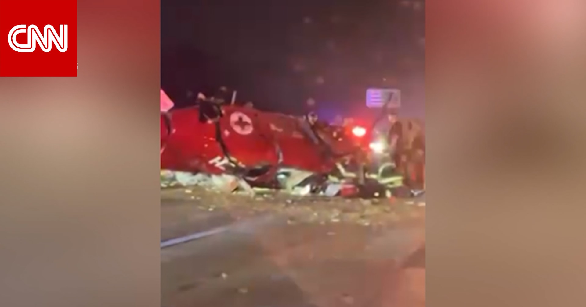 تحطم مروحية طبية على طريق سريع بأمريكا.. شاهد ما حدث