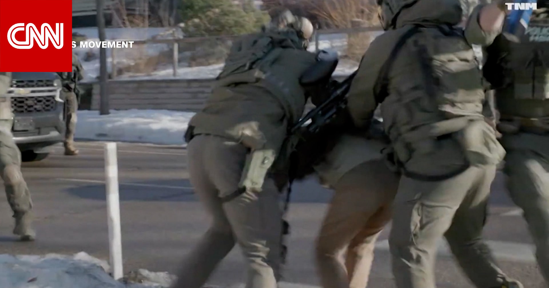 فيديو يظهر اشتباكًا بين أليكس بريتي وعناصر الأمن قبل أيام من مقتله