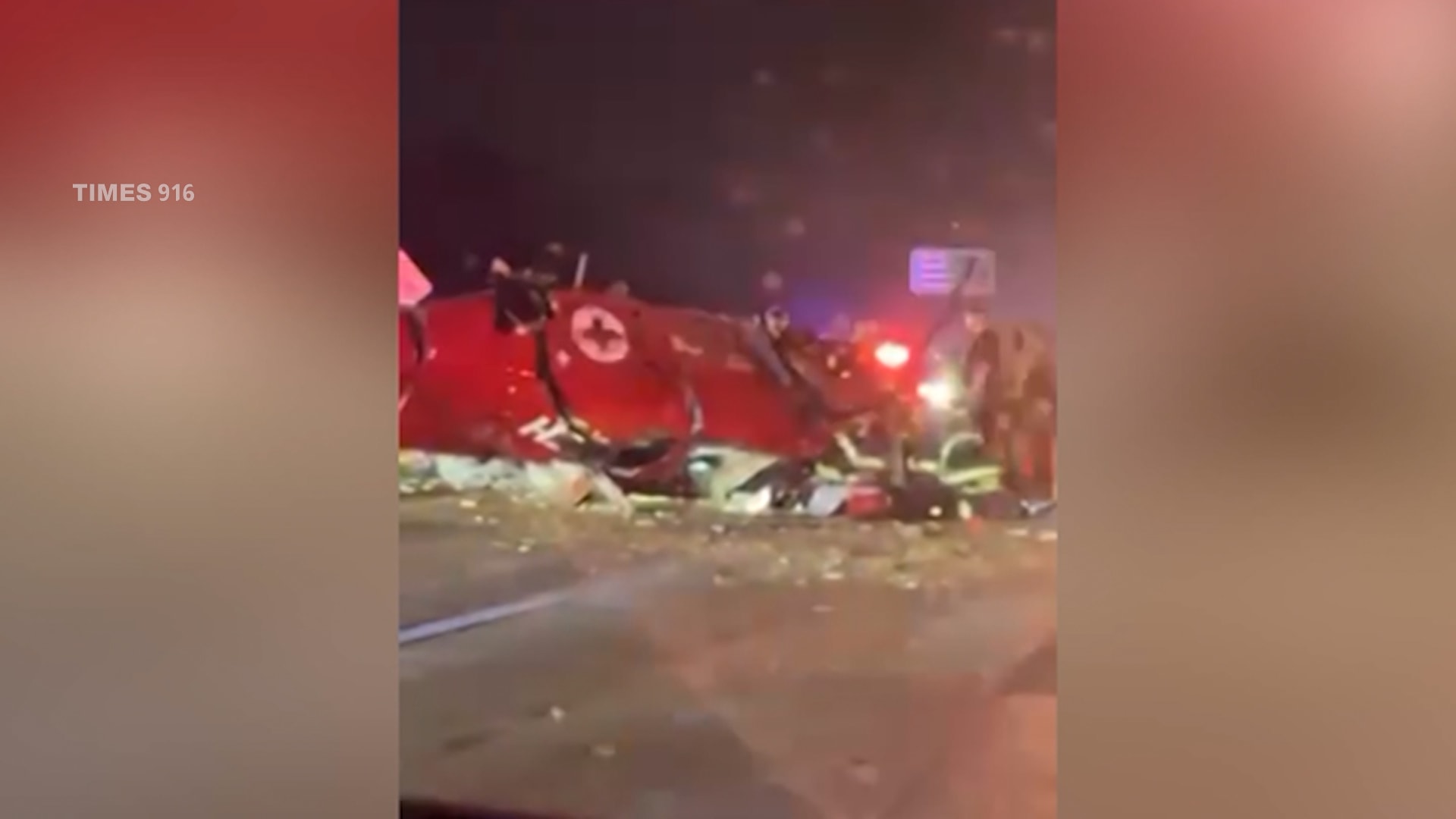 تحطم مروحية طبية على طريق سريع بأمريكا.. شاهد ما حدث