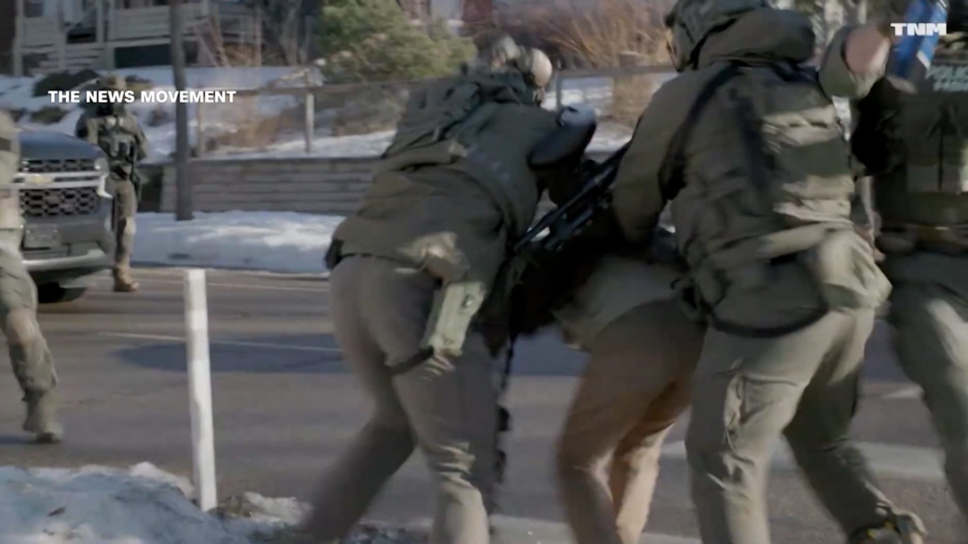 فيديو يظهر اشتباكًا بين أليكس بريتي وعناصر الأمن قبل أيام من مقتله