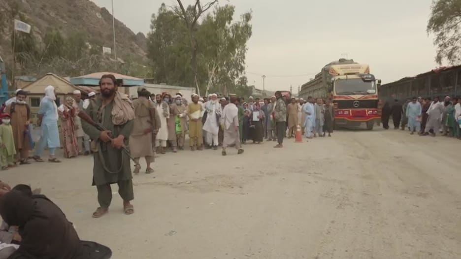 الحدود مع باكستان.. أفغان يهربون من طالبان ويفشلون بتحقيق أهدافهم