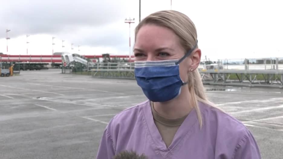 الممرضة التي ساعدت امرأة أفغانية للولادة بطائرة C-17 تروي ما حدث