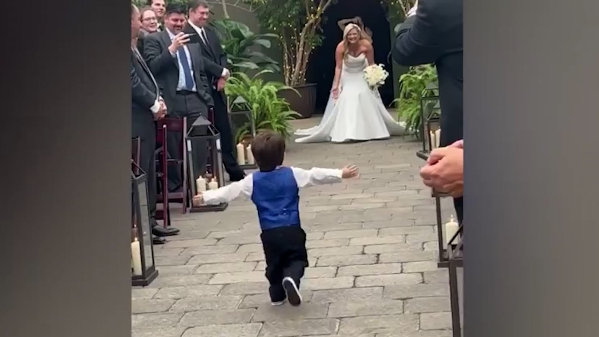 طفل مرح يثير ضحك الحضور خلال حفل زفاف والديه.. شاهد رد فعل والدته