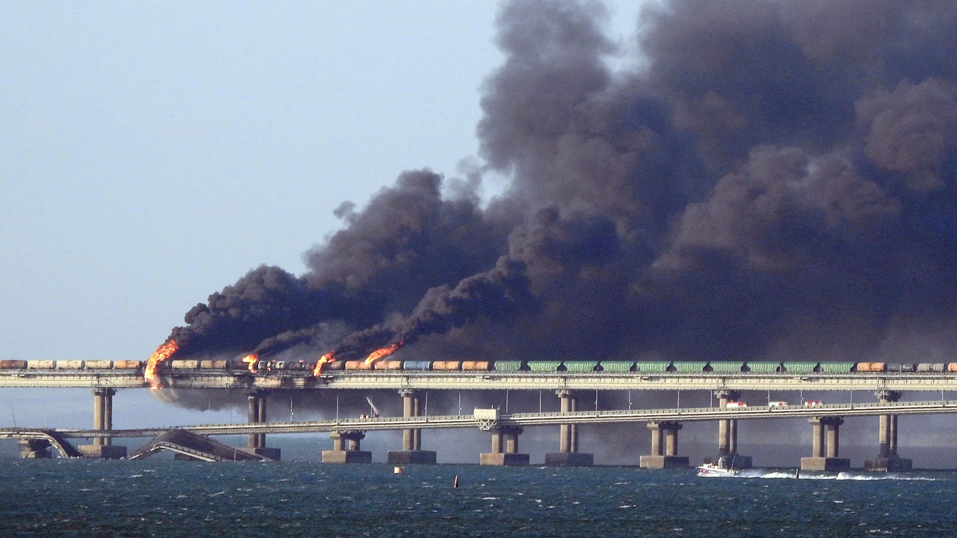 روسيا تعلن الحصيلة الأولية لقتلى انفجار جسر القرم وتكشف معلومات عن سائق الصهريج المشتعل