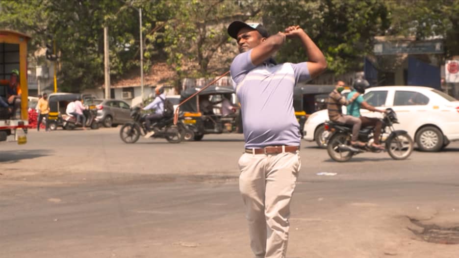 بعيداً عن الملاعب الخضراء.. رجل يبتكر نسخة فريدة من الغولف في شوارع الأحياء الفقيرة