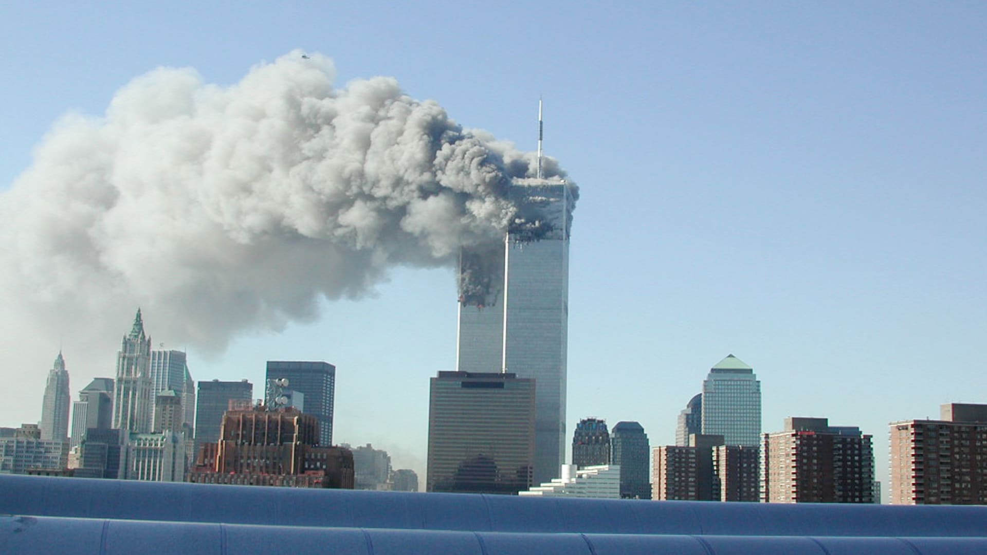 برجي التجارة في نيويورك بعد لحظات على الهجوم العام 2001