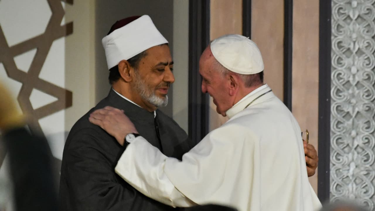 شيخ الأزهر بأول حوار مع إذاعة الفاتيكان: رسالة البابا فرنسيس مهمة للمسلمين ولغيرهم