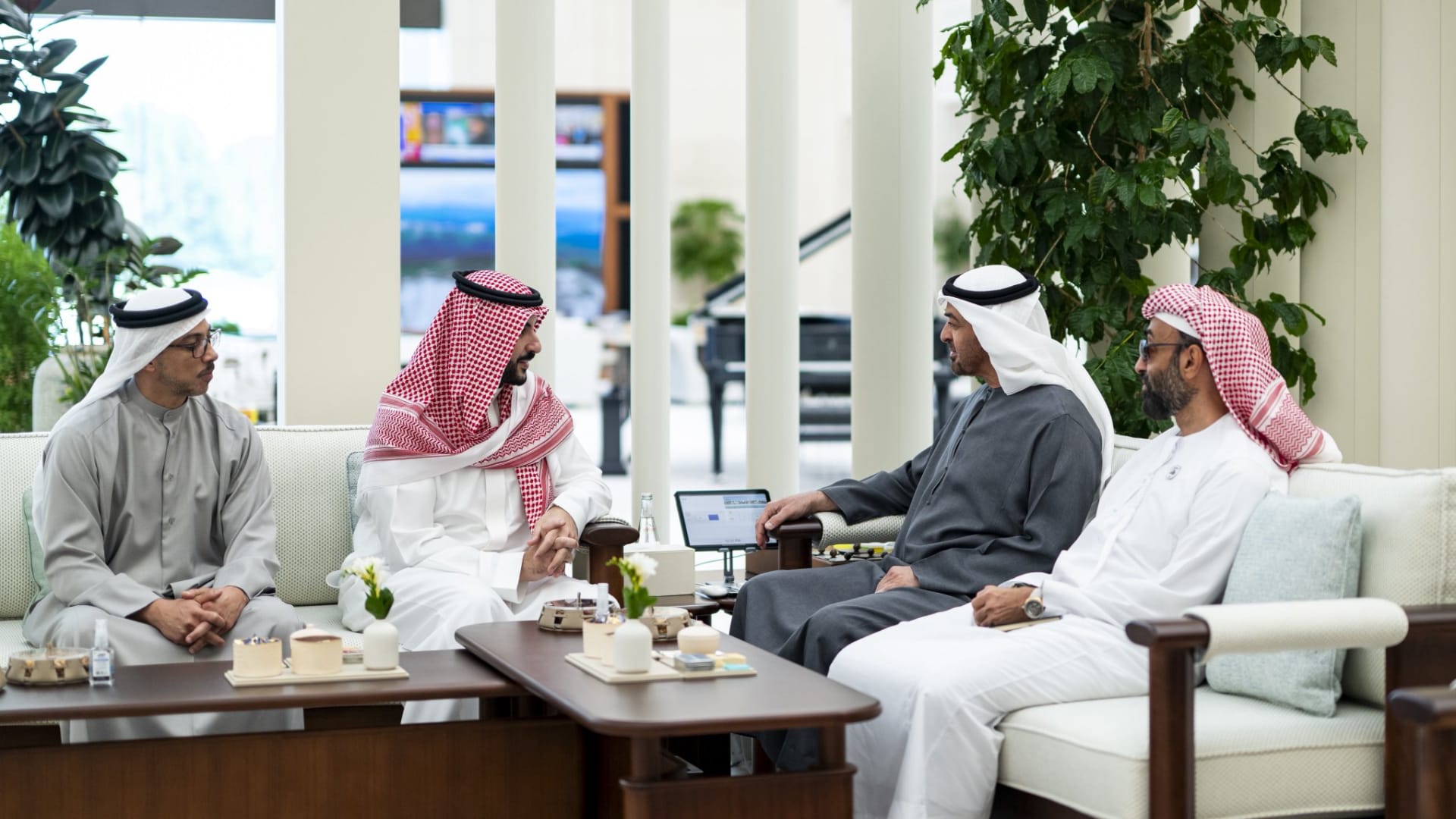 مباحثات بين محمد بن زايد وخالد بن سلمان بشأن تطورات المنطقة