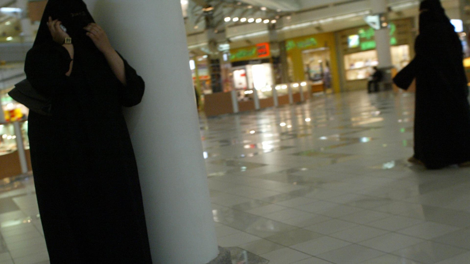 صورة ارشيفية تعبيرية لامرأة تتحدث بالهاتف بمجمع تجاري في الخليج