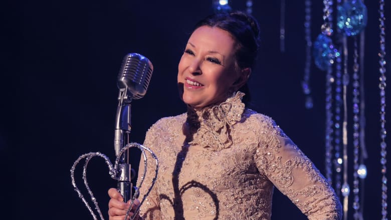 أمير سعودي يرد ساخرا على انتقاد مذيع مصري تكريم الفنانة نجاة في المملكة 