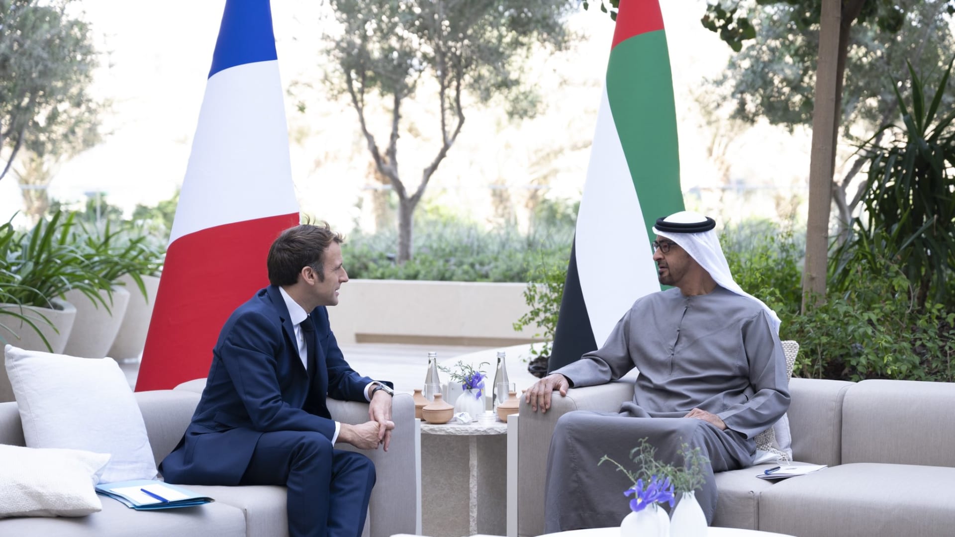جانب من لقاء الشيخ محمد بن زايد، ولي عهد أبوظبي ونائب القائد الأعلى للقوات المسلحة الإماراتية، مع الرئيس الفرنسي إيمانويل ماكرون