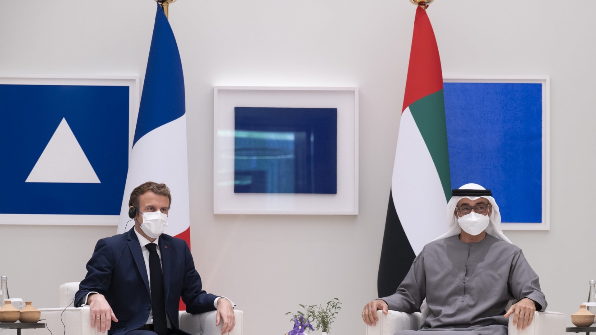 الشيخ محمد بن زايد، ولي عهد أبوظبي ونائب القائد الأعلى للقوات المسلحة الإماراتية مع الرئيس الفرنسي إيمانويل ماكرون