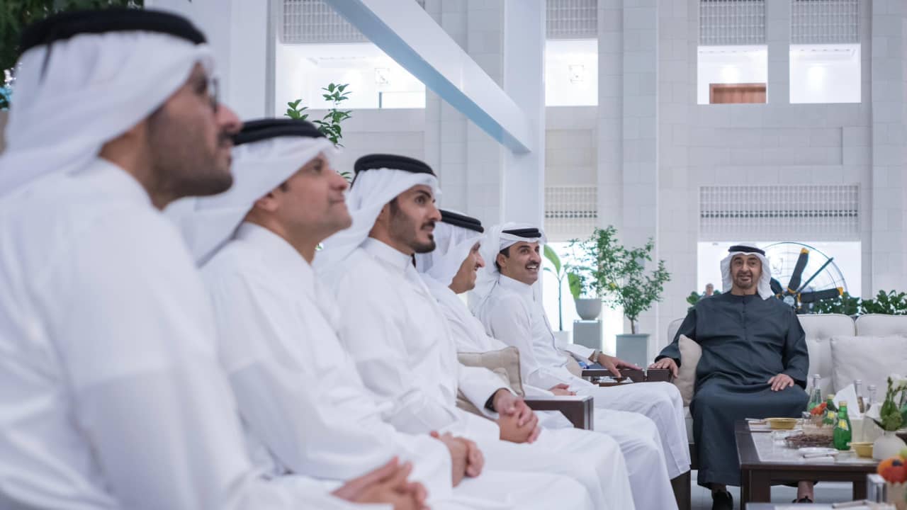 "في زيارة أخوية"..أمير قطر يصل الإمارات ومحمد بن زايد في مقدمة مستقبليه