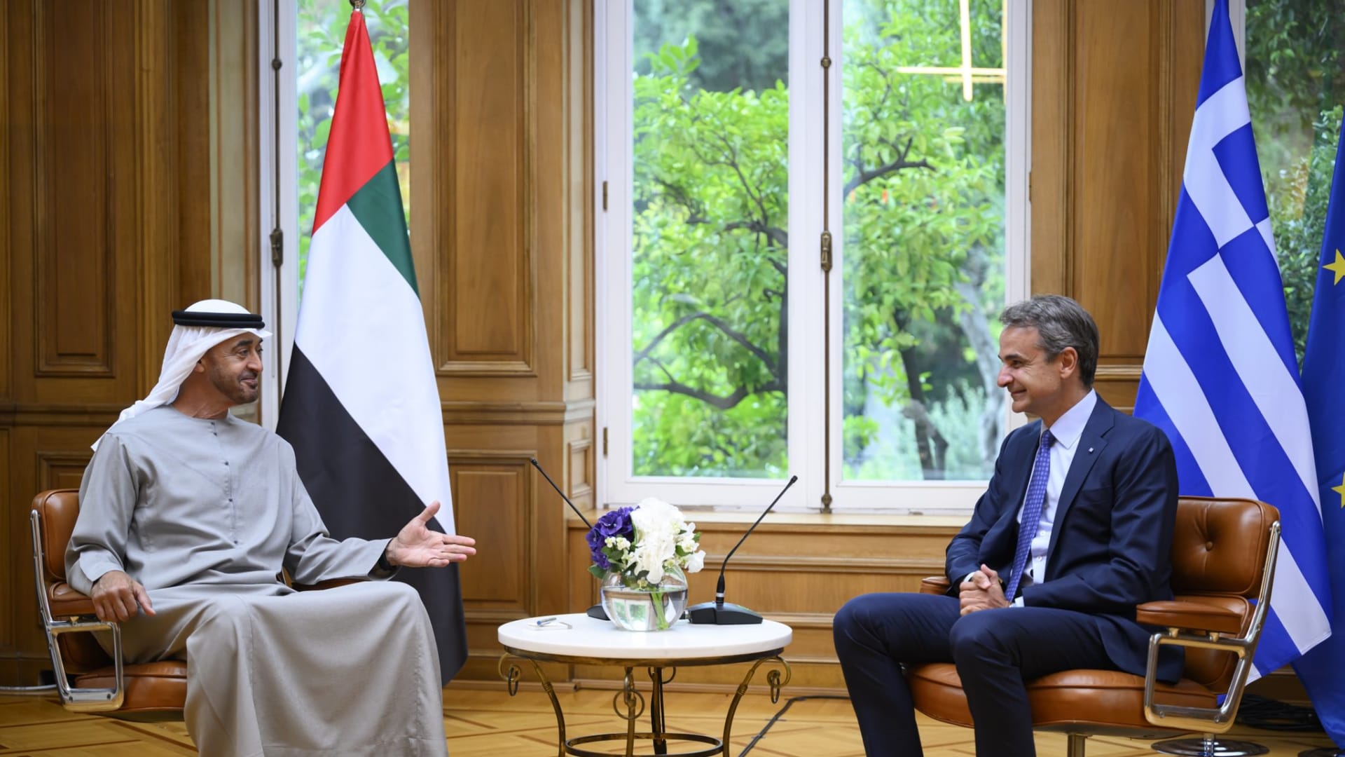 جانب  من لقاء  الشيخ محمد بن زايد آل نهيان رئيس الإمارات و رئيس الوزراء اليوناني كيرياكوس ميتسوتاكيس