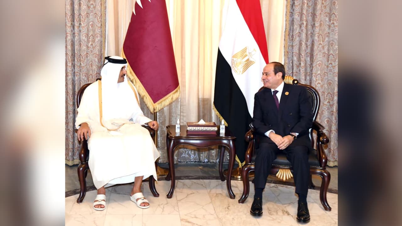 الرئيس المصري يلتقي أمير قطر على هامش مؤتمر بغداد