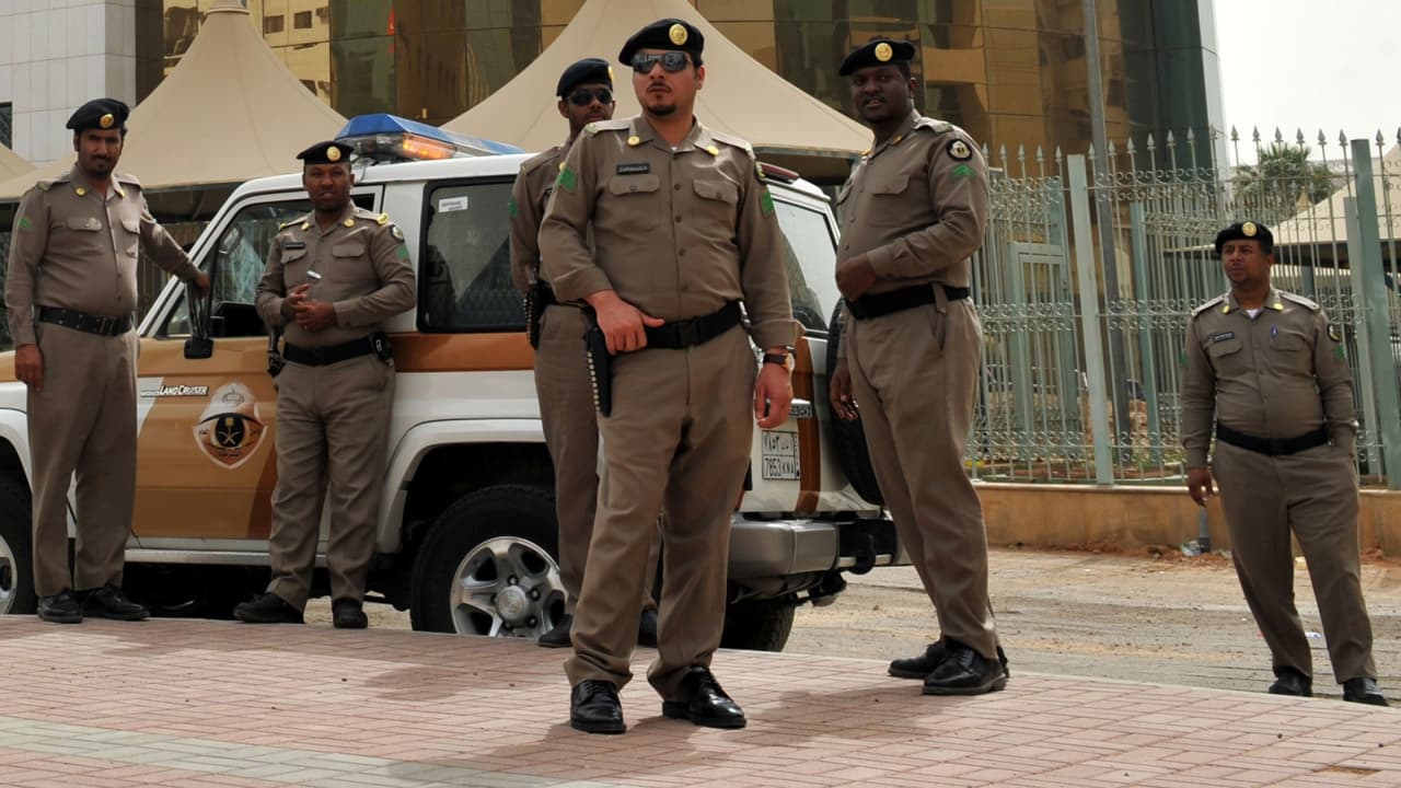 السعودية.. الشرطة تقبض على 4 مقيمين بتهمة التحرش بشخص آخر
