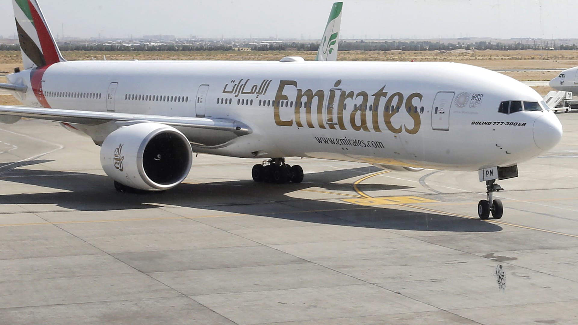 طيران الإمارات يوضح ما حدث بمطار أثينا لرحلتين إحداهما عادت بعد الإقلاع