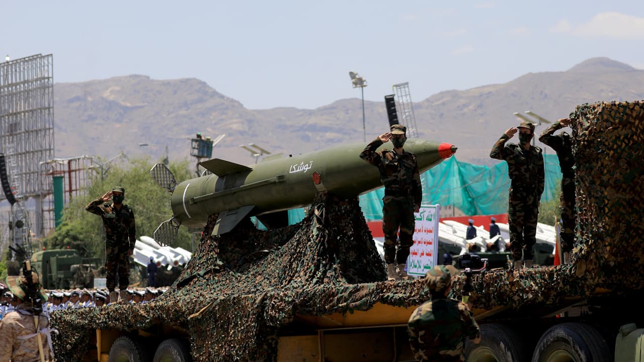الحوثيون يعلنون إطلاق صواريخ باليستية.. وإسرائيل: اعترضنا مقذوفًا "فوق البحر الأحمر"