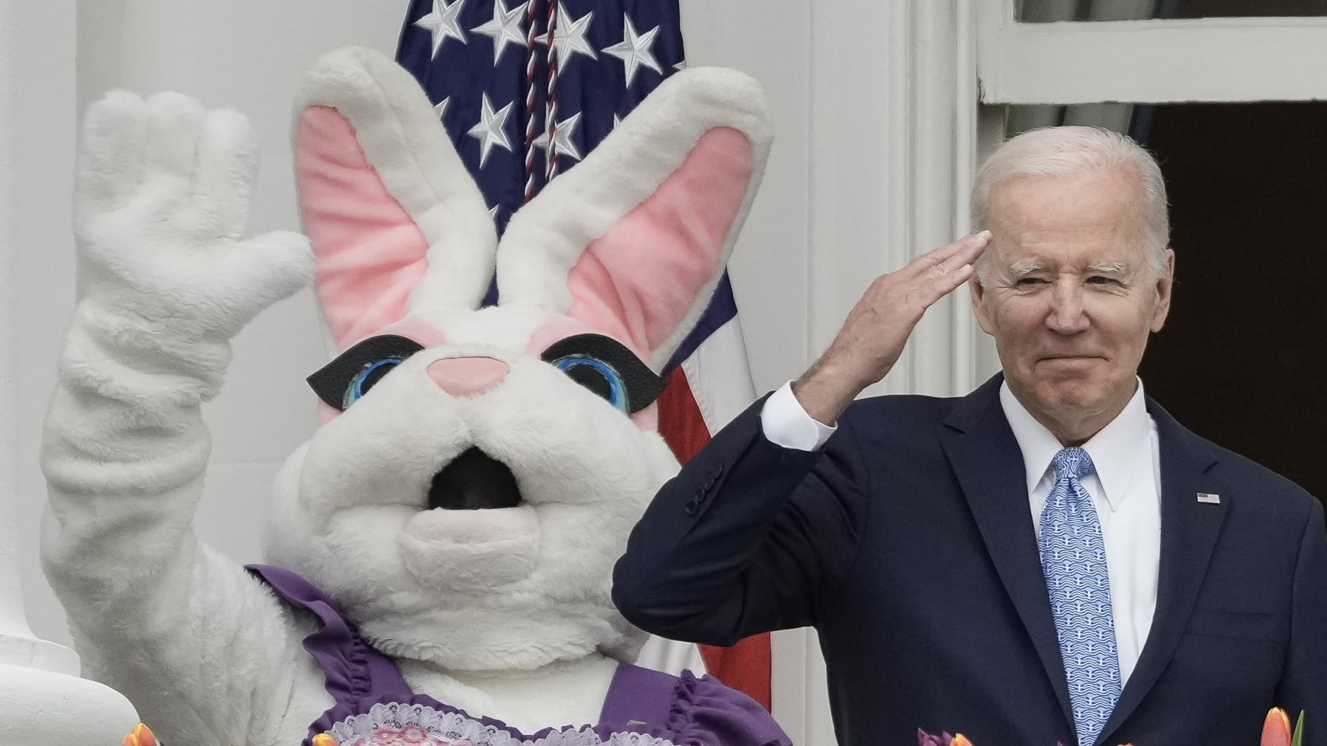 بكمامة.. أرنب الفصح يفاجئ الصحفيين في البيت الأبيض