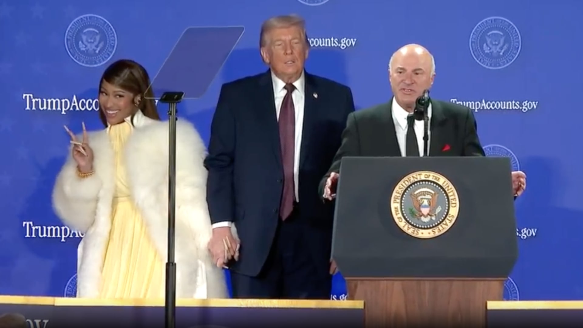 رد عليها بمزحة.. نيكي ميناج أمام ترامب: أعتقد أنني المُعجبة الأولى له