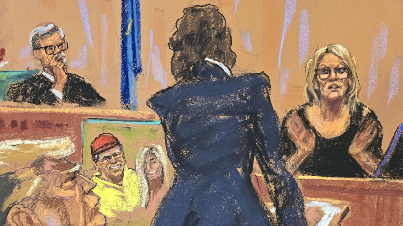 أمام المحكمة.. ستورمي دانيلز تروي تفاصيل اللحظات قبل اللقاء الجنسي المزعوم مع ترامب