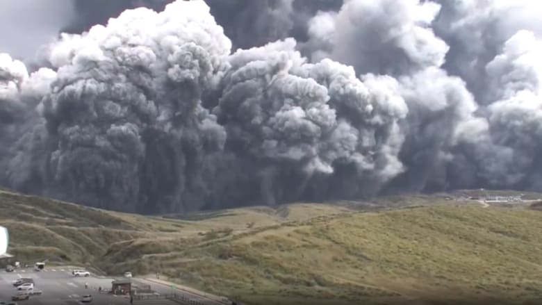 شاهد لحظة انفجار بركان جبل أسو في اليابان 