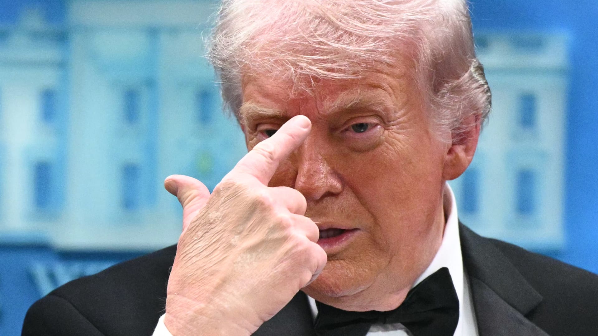 أول تعليق لترامب بعد إخلائه من قاعة حفل مراسلي البيت الأبيض