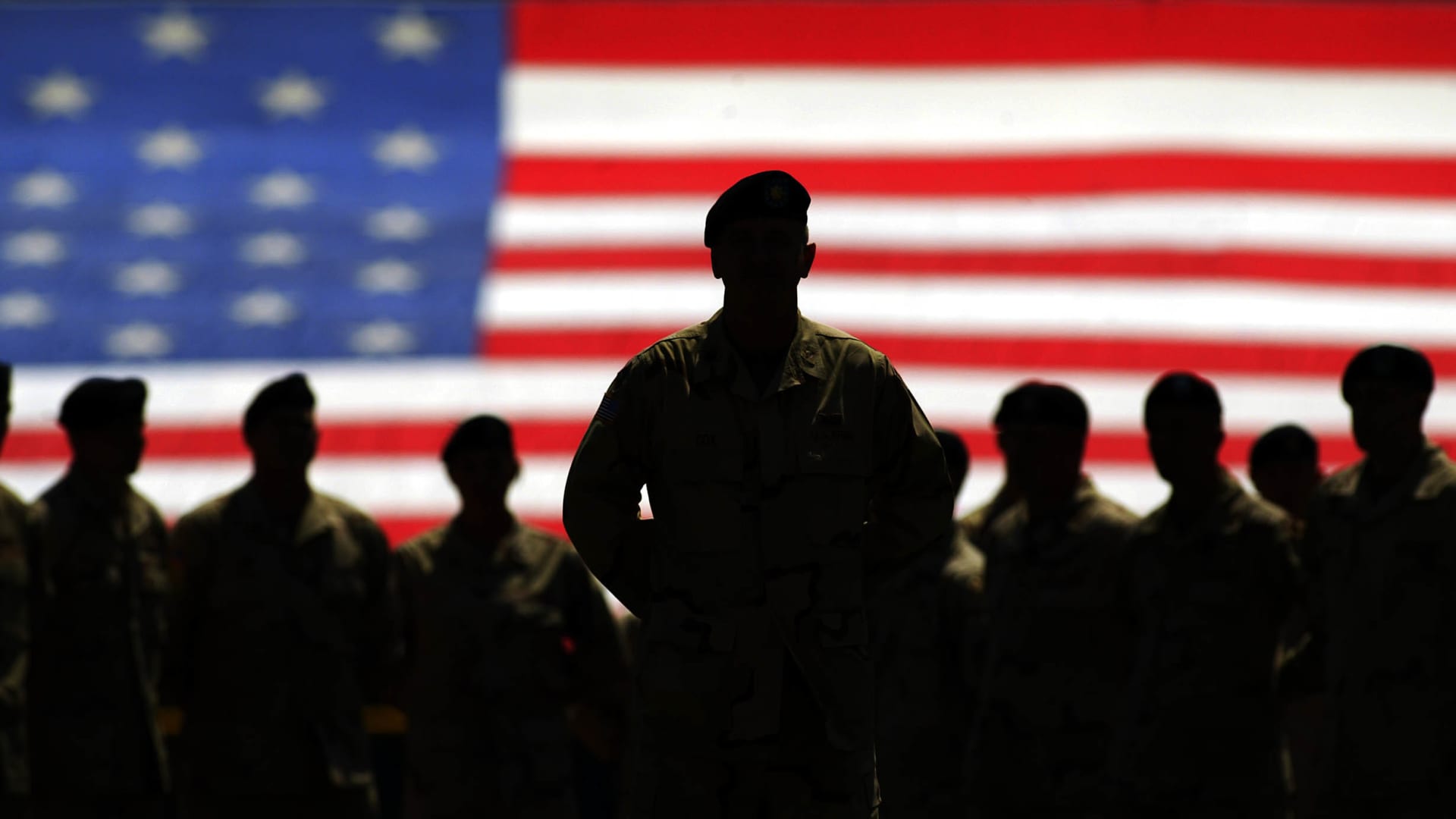 أطلقوا النار وحاولوا الاستيلاء عليها.. فيديو يظهر محاولة سطو إيرانية على ناقلة نفط في خليج عمان