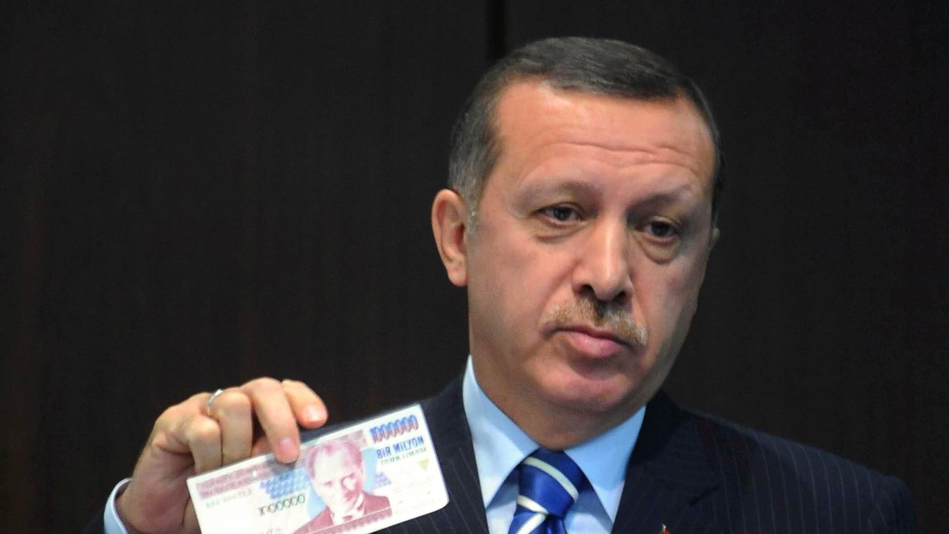 صورة ارشيفية للرئيس التركي رجب طيب أردوغان يحمل ورقة نقدية تركية عام 2008