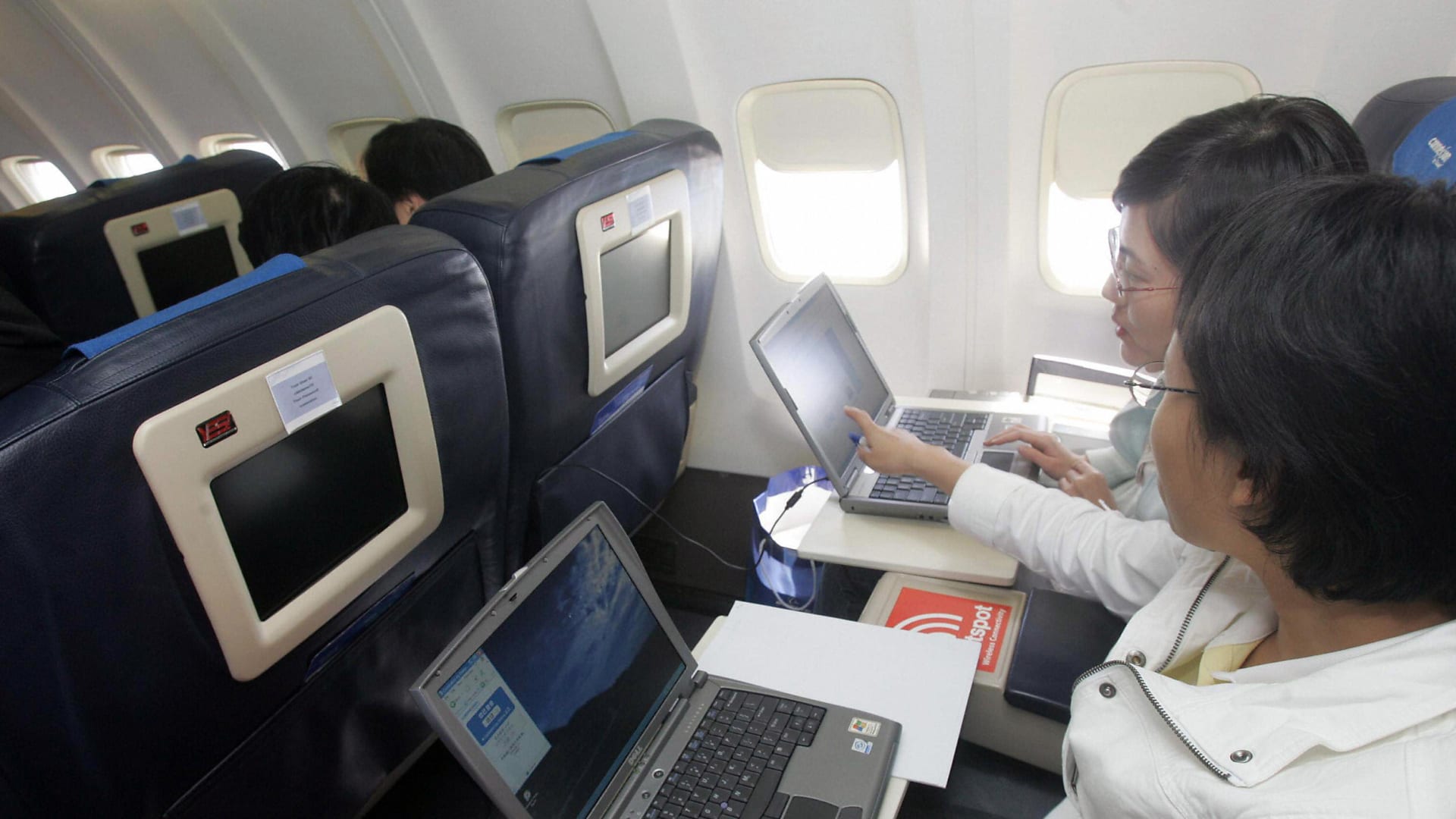 كيف توفر شركات الطيران الإنترنت على ارتفاع 35 ألف قدم ولماذا لا تزال بحاجة للكثير من العمل؟