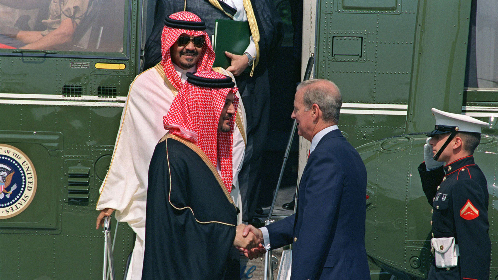 صورة ارشيفية للأمير بندر بن سلطان ينزل من الطائرة خلف الأمير الراحل سعود الفيصل بأمريكا العام 1990