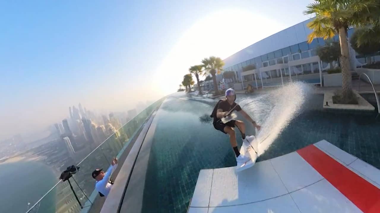 شاهد..مغامر أمريكي يتزلج بحوض سباحة ويقفز من ناطحة سحاب في دبي
