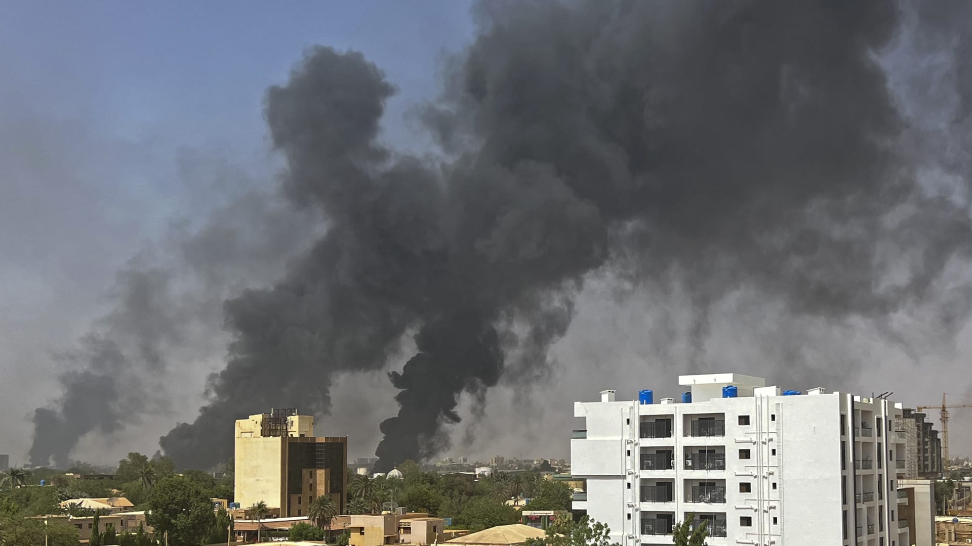أعداد هائلة من الضحايا.. طبيبة سودانية تنقل ما يحدث من قلب مستشفى بالخرطوم